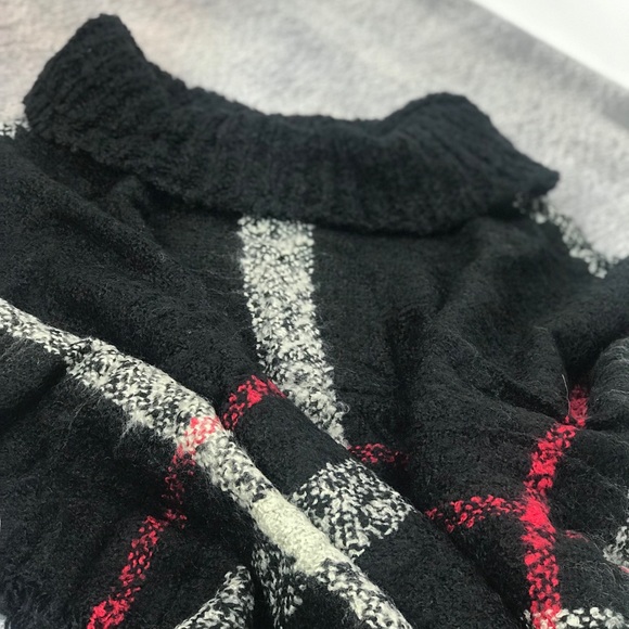 🔺SALE🔺Knitted Plaid Poncho in Black & Red - Picture 4 of 5
